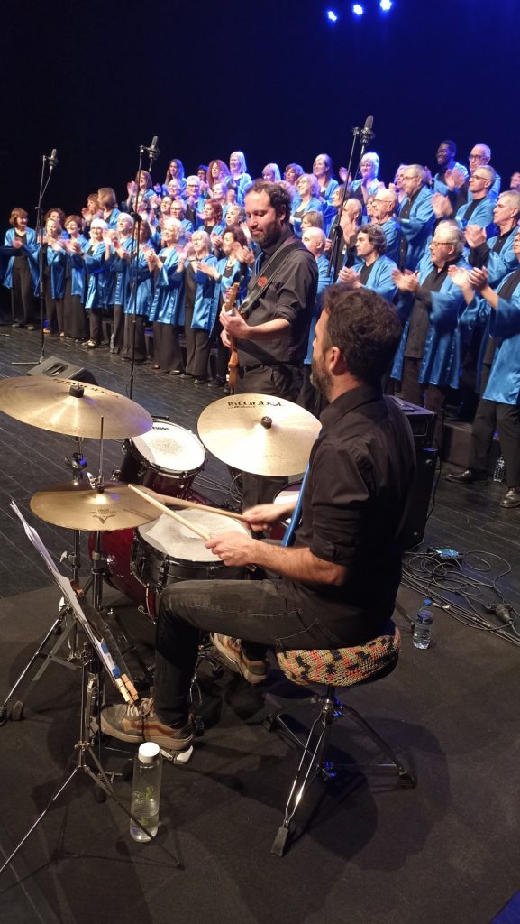 Cor Gospel Girona, músics i cor al concert solidari GospelxSERGI