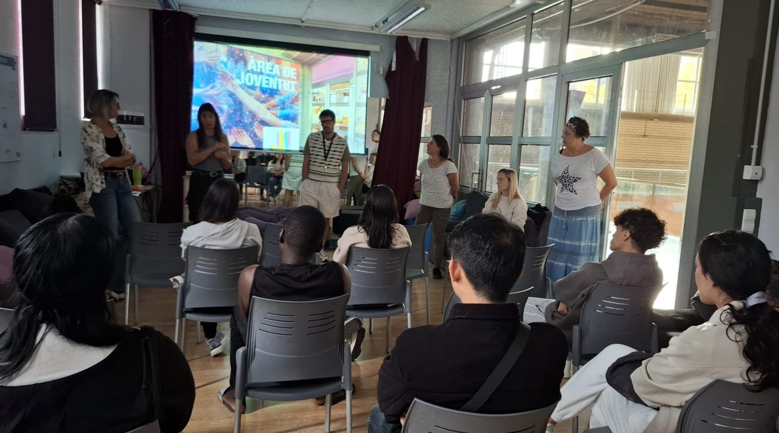 Sessions d’acollida grupal per a joves migrades a Platja d’Aro