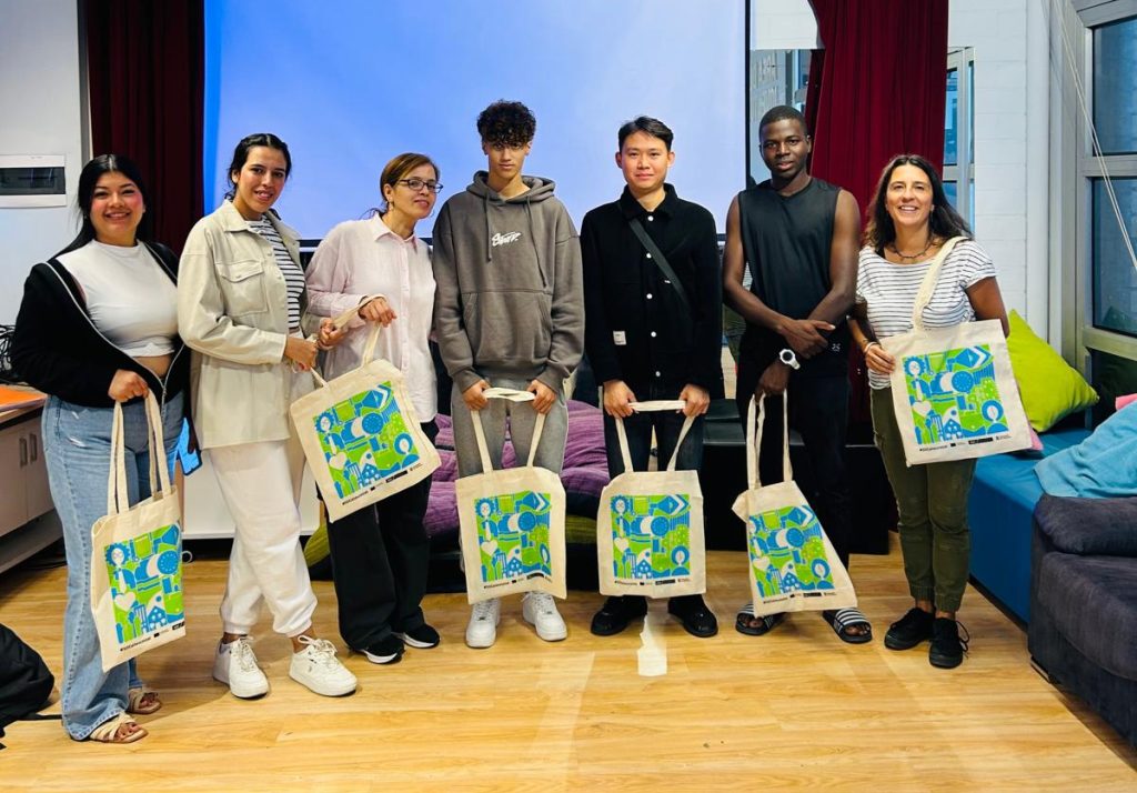 Sessions d’acollida grupal per a joves migrades a Platja d’Aro