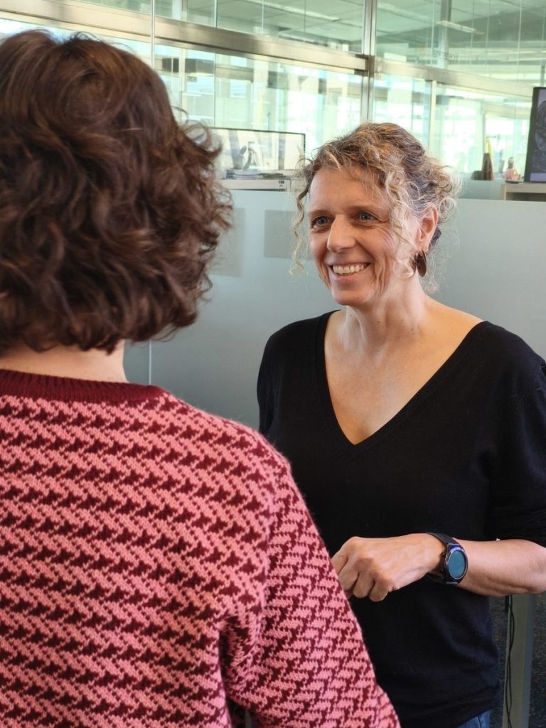Anna Planas en una conversa amb Fundació SERGI a la Universitat de Girona 